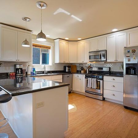 Stylish North Seattle Townhouse- Dual Master Suites エクステリア 写真