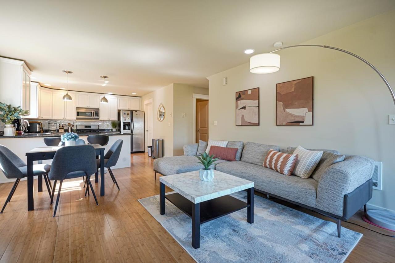 Stylish North Seattle Townhouse- Dual Master Suites エクステリア 写真