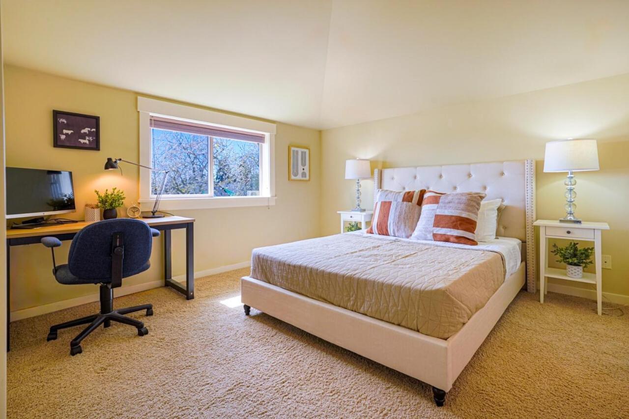 Stylish North Seattle Townhouse- Dual Master Suites エクステリア 写真
