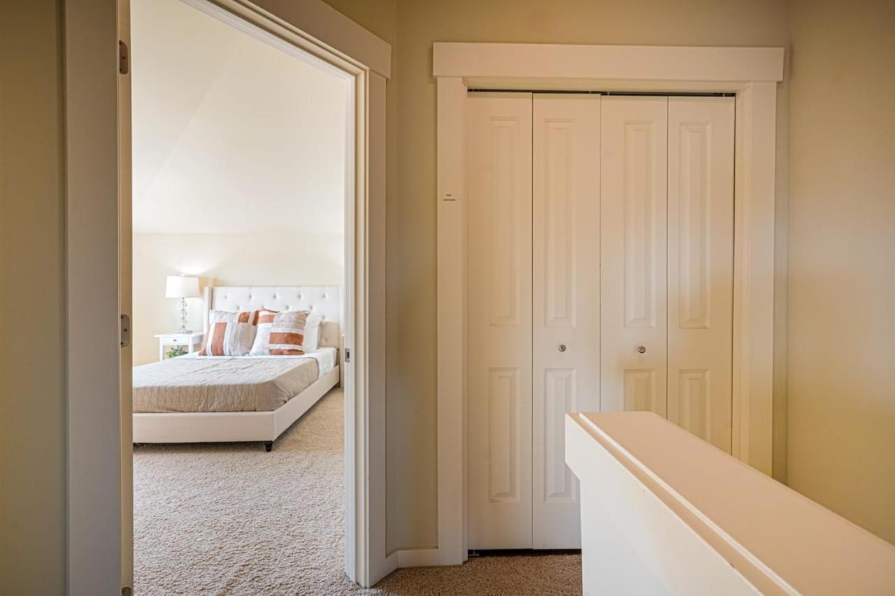 Stylish North Seattle Townhouse- Dual Master Suites エクステリア 写真