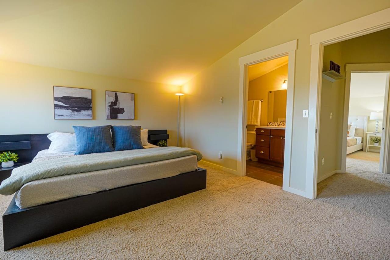 Stylish North Seattle Townhouse- Dual Master Suites エクステリア 写真