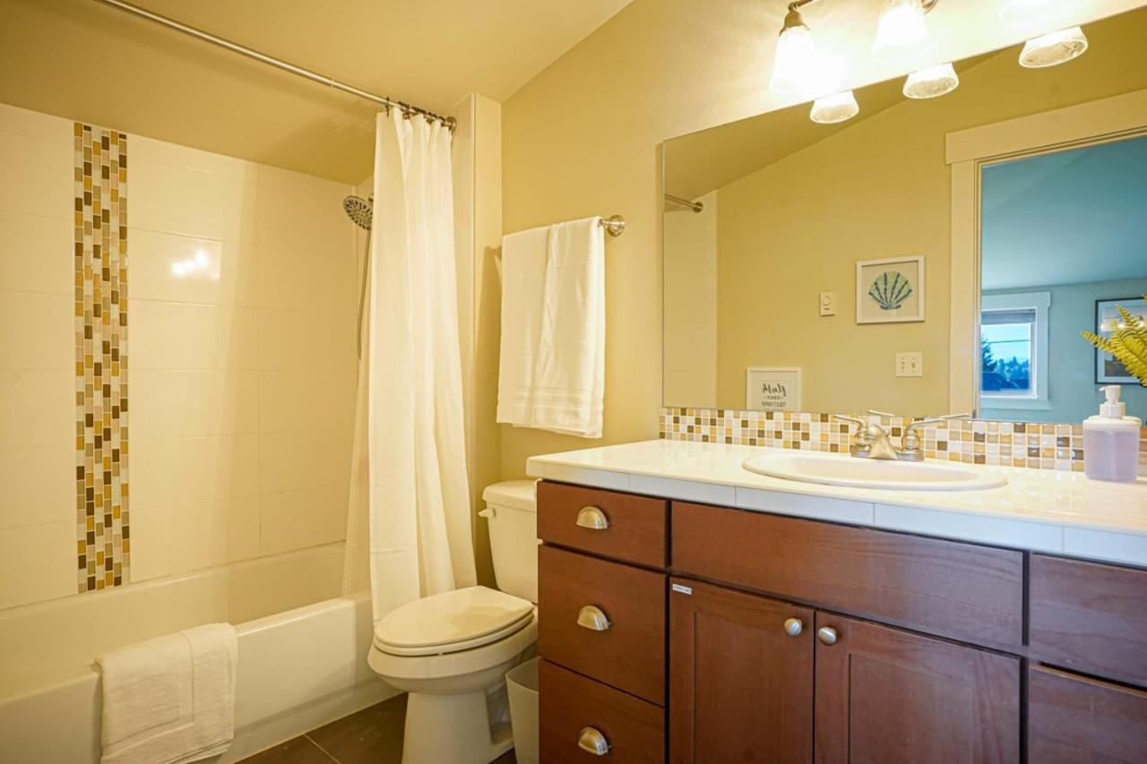 Stylish North Seattle Townhouse- Dual Master Suites エクステリア 写真
