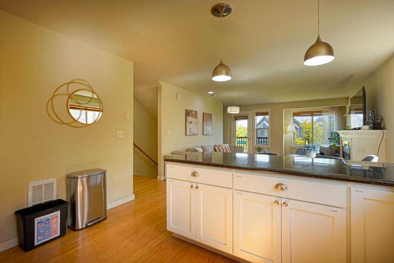 Stylish North Seattle Townhouse- Dual Master Suites エクステリア 写真