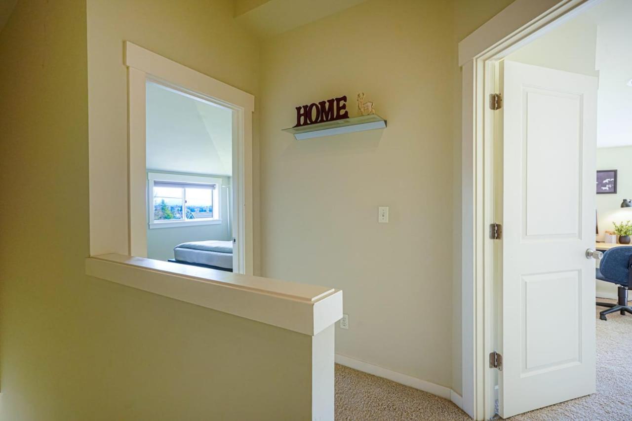 Stylish North Seattle Townhouse- Dual Master Suites エクステリア 写真