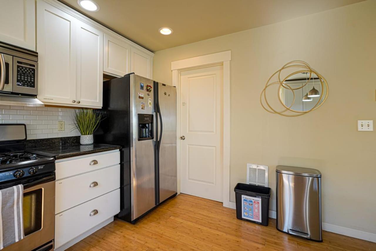 Stylish North Seattle Townhouse- Dual Master Suites エクステリア 写真