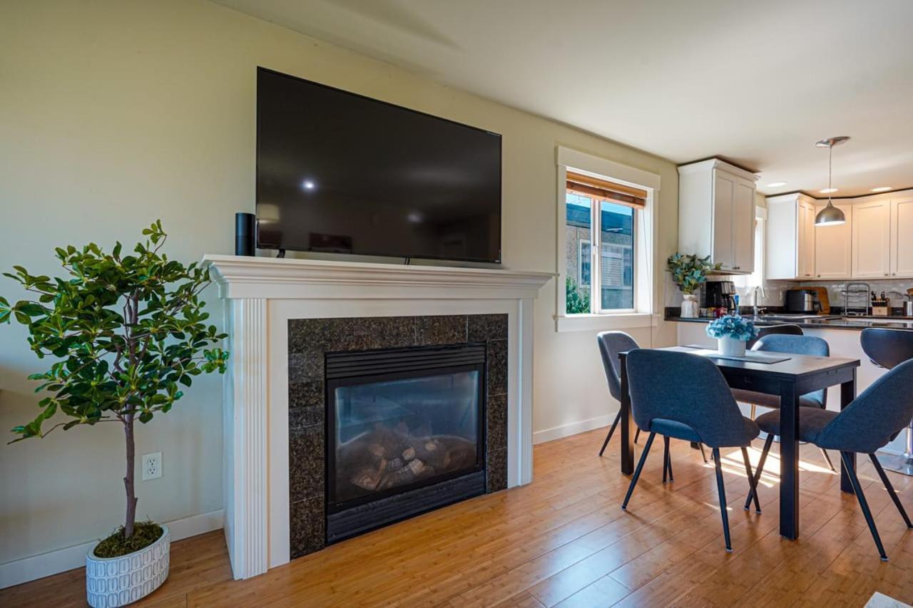 Stylish North Seattle Townhouse- Dual Master Suites エクステリア 写真