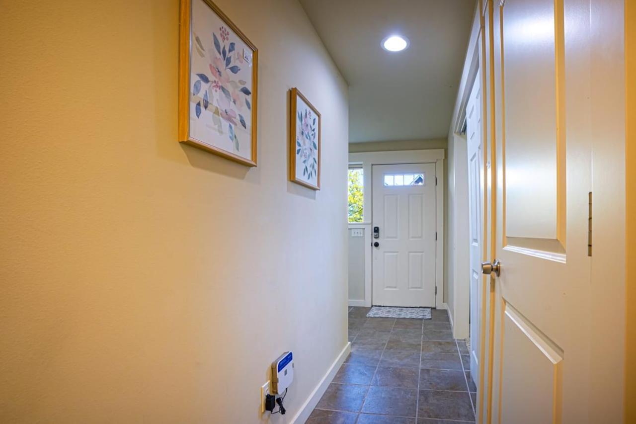 Stylish North Seattle Townhouse- Dual Master Suites エクステリア 写真