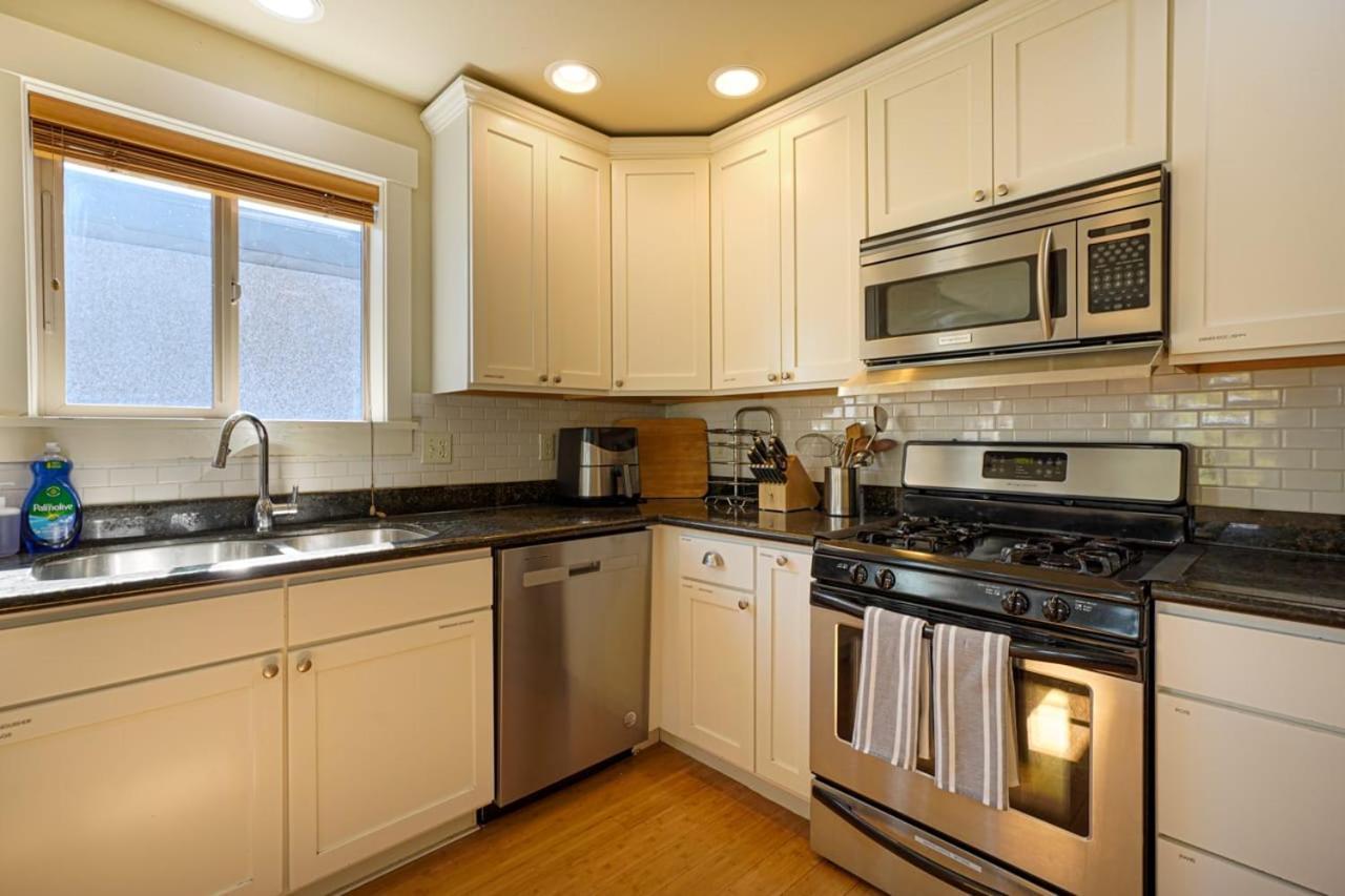 Stylish North Seattle Townhouse- Dual Master Suites エクステリア 写真
