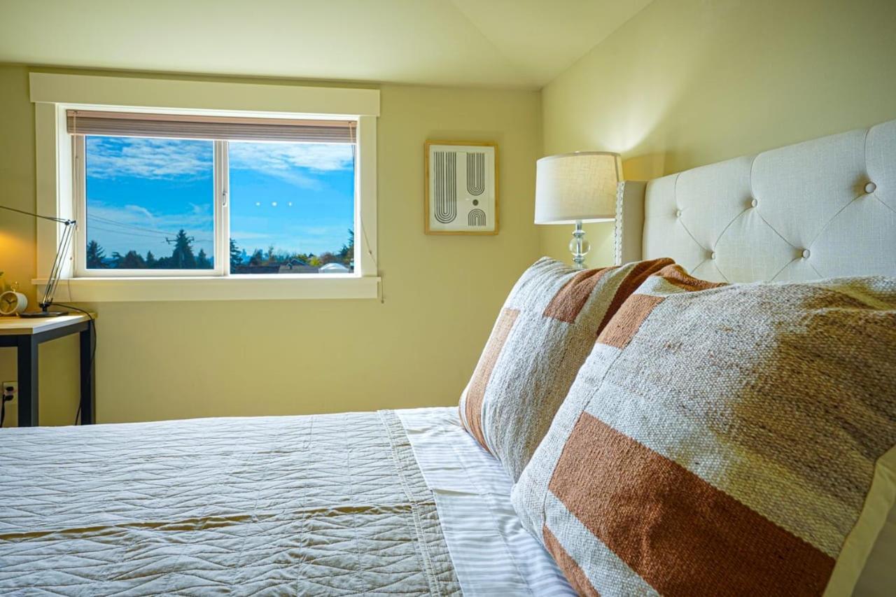 Stylish North Seattle Townhouse- Dual Master Suites エクステリア 写真