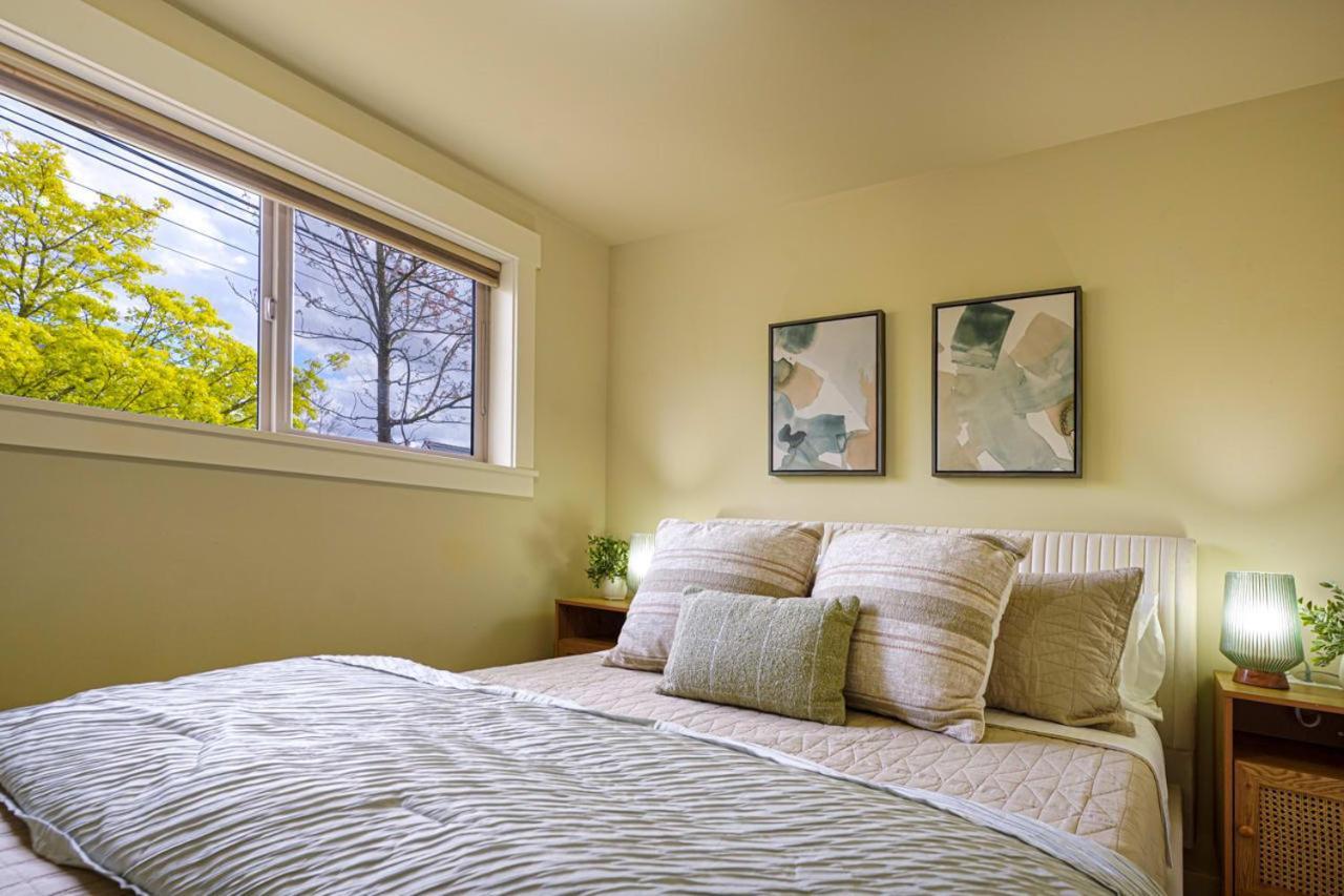 Stylish North Seattle Townhouse- Dual Master Suites エクステリア 写真